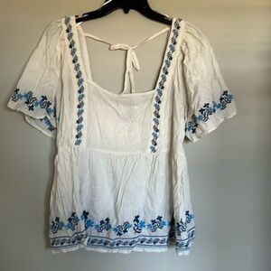 EUC Old Navy White w/Embroidered Floral Details Top Size XL Tall